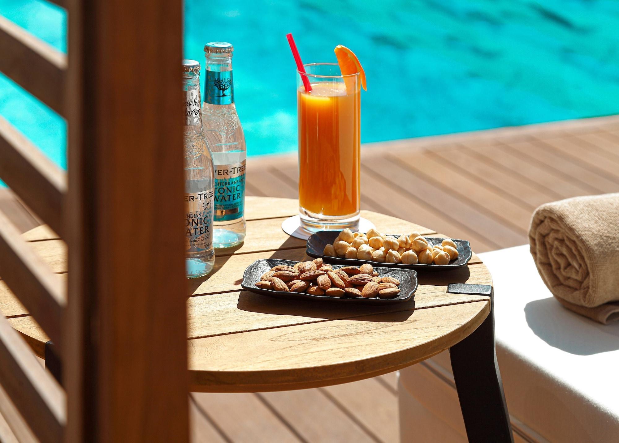 Wanda Vista Istanbul Hotel Luaran gambar Poolside at the hotel